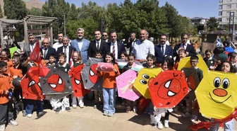 Bitlis’teki çocuklar Gazze’deki akranları için uçurtmalarını gökyüzüne bıraktı