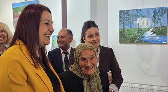 Zonguldak'ta Şahinde Ermiş, Bob Ross'tan öğrendiği resimle 81 yaşında ikinci sergisini açtı