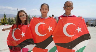 Çocukların ortak dileği ’savaşlar bitsin’ oldu: Uçurtmalar Filistinli yaşıtları için yükseldi