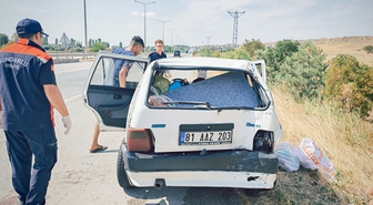 Çorum'da otomobil ile hafif ticari aracın çarpıştığı kazada 3 kişi yaralandı