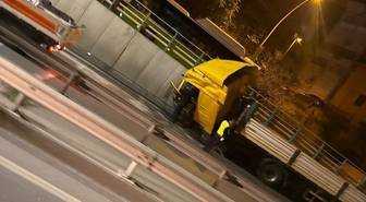 D-100’de tır duvara çarptı, sürücü yaralandı