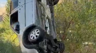 Dereye uçan araç, iş makinesiyle çıkarıldı