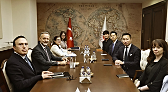 Dışişleri Bakan Yardımcısı Gümrükçü, Hanwha Grup şirketinin Küresel Stratejiden Sorumlu Yöneticisi Wong ile görüştü