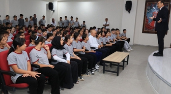 Elazığ'da İl Milli Eğitim Müdürü Aziz Gün, LGS'ye hazırlanan öğrencilerle buluştu