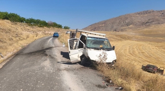 Elazığ'da kamyonet ile otomobilin çarpıştığı kazada 2 kişi öldü, 4 kişi yaralandı