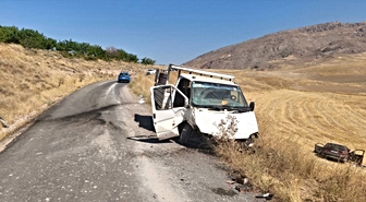 Elazığ'da kamyonet ile otomobilin çarpıştığı kazada 2 kişi öldü, 4 kişi yaralandı