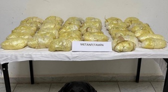 Hakkari'de yabancı plakalı tırda 21 kilo 700 gram sentetik uyuşturucu ele geçirildi
