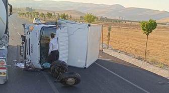 Hasankeyf’te kamyonet devrildi: 2 yaralı