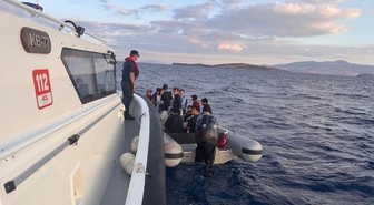 İzmir açıklarında 19 düzensiz göçmen yakalandı