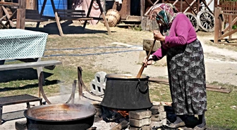 Kadınların kış mesaisi başladı: Elmalar kazanlarda pekmeze dönüşüyor