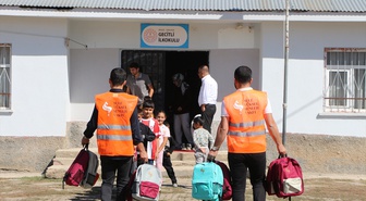 Karlıova'da öğrencilere kırtasiye desteği