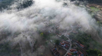 Kastamonu’da ilçe ve ormanların üzerini kaplayan sis bulutları görüntülendi