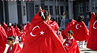 Kastamonu'da öğrenciler Türk bayraklarıyla gösteri yaptı