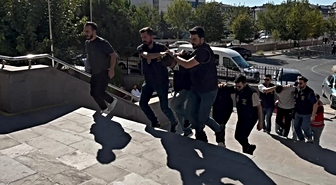 16 yaşındaki kız kardeşine atılan mesaja öfkelenen ağabey kurşun yağdırdı! 1 yaralı