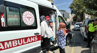 Minibüs ile iki otomobil çarpıştı: 2 çocuk yaralandı