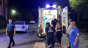 Otomobil kaldırım kenarında oturan kişiye çarptı: 1 ağır yaralı