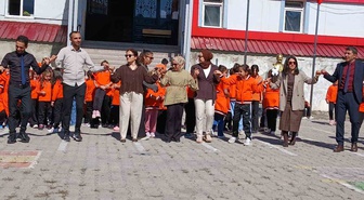 Posof’ta ilköğretim haftası davul zurnayla başladı: 49 köyün öğrencisi merkeze taşınıyor