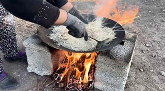 Tel tel ipe dizilen erişteler kış sofraları için hazırlanıyor