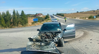 Tokat'ta otomobil ile çekicinin çarpıştığı kazada 2 kişi yaralandı