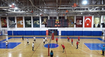 Tunceli’de Ahilik Haftası’nda protokol ve esnaflar voleybol sahasında buluştu