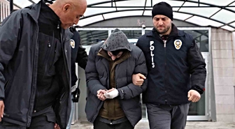 Üvey babasını bıçaklayarak öldüren sanık hakim karşısında