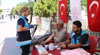Van'da caddede kurulan stantta vatandaşlara sağlık hizmeti veriliyor