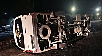 Van'da minibüsle kamyonun çarpıştığı kazada 13 kişi yaralandı