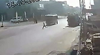 Yoldan geçerken minibüsün çarptığı çocuk yaralandı; sürücü gözaltında