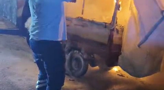 Ambulans şoförünün, 3 tekerli motosikletteki yangına müdahale ettiği anlar kamerada
