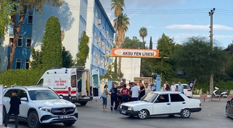 Antalya'da trafik kazasında yaralanan genç kıza ilk müdahaleyi Rektör Özkan yaptı