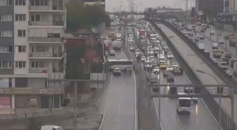 Avcılar'da servis midibüsü kaza yaptı