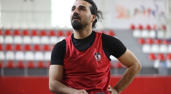 Bacağını genç yaşta kaybetti, hayata basketbolla tutundu