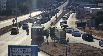 Bandırma’da trafik yoğunluğu sürücülere zor anlar yaşatıyor
