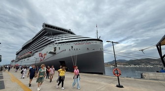 Bodrum'a 'Scarlet Lady' kruvaziyeriyle 2 bin 560 turist geldi