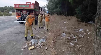 Buldan’da yol kenarındaki çöpler ateş savaşçıları tarafından temizlendi