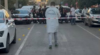Cadde ortasında silahlı kavga; 2’si yoldan geçen 3 kişi yaralandı