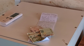 Camide elektrikli motosikletlerini şarj eden gençlerden imama duygulandıran not: 45 lira bırakıp helallik istediler