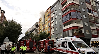Denizli'de apartmandaki yangında 2 kişi dumandan etkilendi
