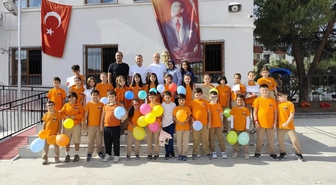 Denizli'de lösemiyi yendikten sonra okula dönen öğrenci alkış ve çiçeklerle karşılandı