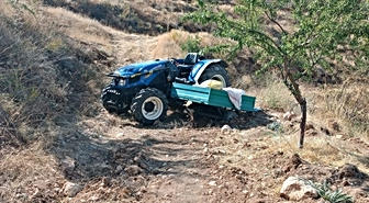 Elazığ'da devrilen traktördeki 2 kişi yaralandı