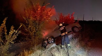 Erzincan'da kanala düşerek alev alan otomobildeki 3 kişi yaralandı