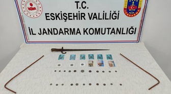 Eskişehir'de 46 sikke ve tarihi eser niteliğinde kılıç ele geçirildi