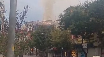 Eskişehir’de giyim mağazasının çatısında yangın çıktı