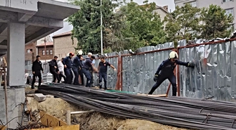 Fatih'te inşaattan düşen işçinin boynuna demir saplandı! Ağır yaralı kurtarıldı