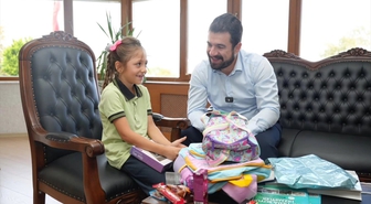 Giresun'da bisiklet süren çocuğun yerdeki Türk bayrağını alarak öpmesi kamerada