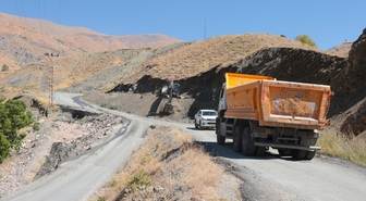 Hakkari'de kar ve sağanak nedeniyle çöken yol yeni açılan güzergahla yenileniyor