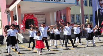 Halk oyunları gösterisine katılan 3 yaşındaki Begüm'e bayrak hediyesi