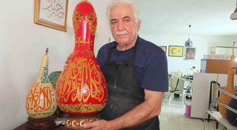 Hat sanatçısı su kabağına işlediği eserini, Cumhurbaşkanlığı Külliyesi’ne hediye etmek istiyor