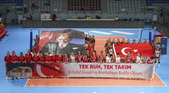 İzmir'in kadın voleybol takımları sahaya 'karma takımla' çıktı