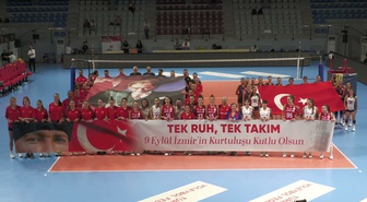 Kadın voleybolculardan İzmir’in kurtuluşuna özel dostluk maçı